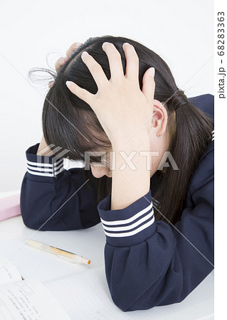 頭を抱える女子中学生 68283363