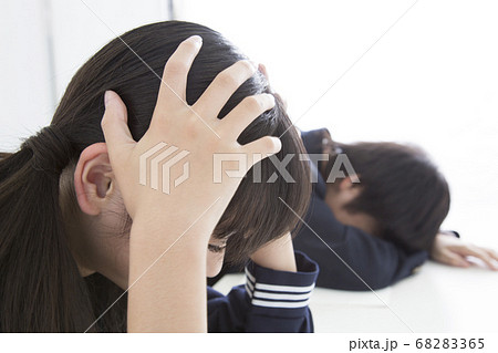 頭を抱える中学生 68283365