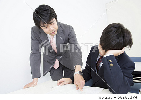 塾で勉強する男子中学生 塾で勉強する男子中学生 68283374