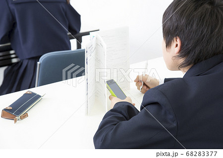 授業をサボる男子中学生 授業をサボる男子中学生 68283377