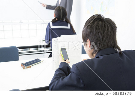授業をサボる男子中学生 授業をサボる男子中学生 68283379