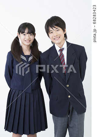 男子中学生と女子中学生 68283423