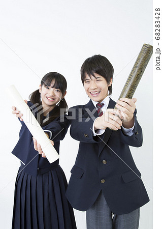 卒業証書を持つ中学生 68283428