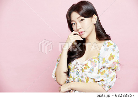 若い女性 女性 女 68283857