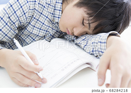 居眠りをする小学生 居眠りをする小学生 68284218