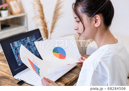 自宅でオンラインミーティングに参加する女性 自宅でオンラインミーティングに参加する女性 68284506