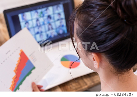 自宅でオンラインミーティングに参加する女性 68284507