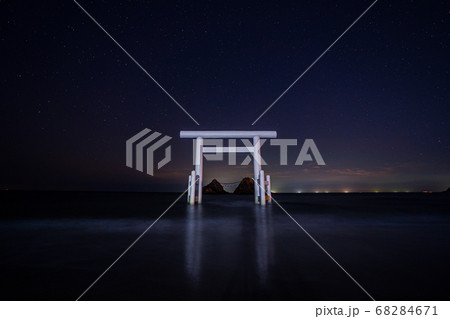 二見ヶ浦の夜景と鳥居 二見ヶ浦の夜景と鳥居 68284671