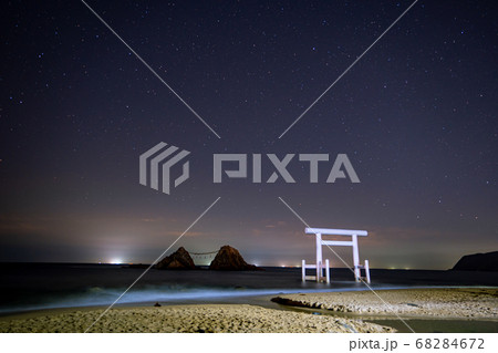 二見ヶ浦の夜景と鳥居 68284672