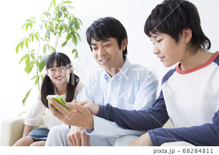 スマホを見る親子 スマホを見る親子 68284811