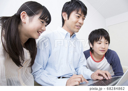 ノートパソコンを見る親子 68284862