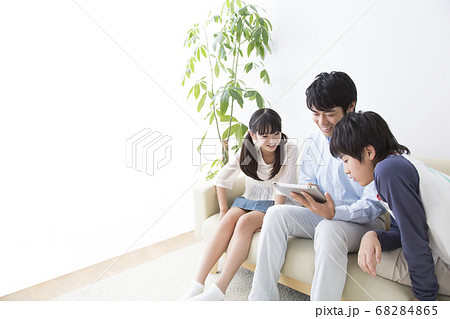 タブレットPCを見る親子 タブレットPCを見る親子 68284865