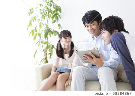 タブレットPCを見る親子 タブレットPCを見る親子 68284867