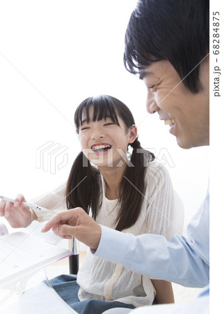 勉強する娘と教える父 68284875