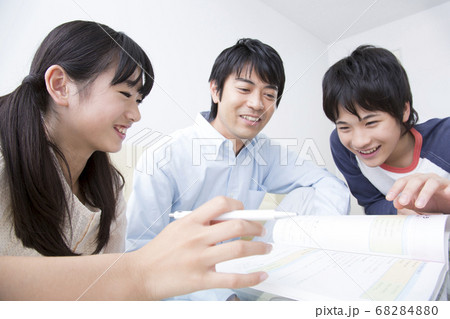 勉強する子供と教える父 68284880