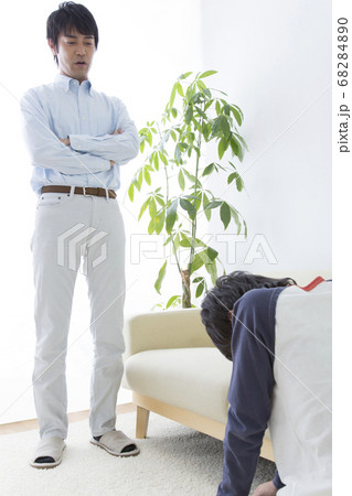 息子を叱る父 68284890