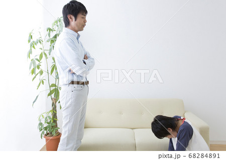息子を叱る父 68284891