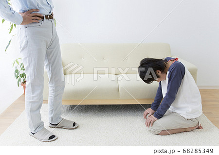 息子を叱る父親 68285349
