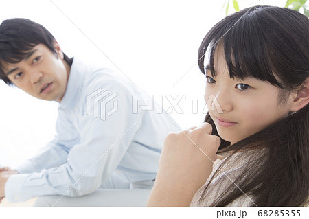 説教する父と無視する娘 68285355