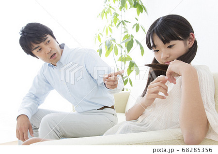 説教する父と無視する娘 68285356