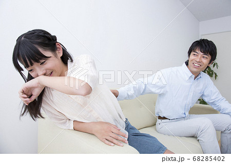 おならをする父親 おならをする父親 68285402