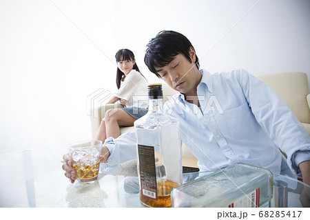 アルコール依存症の父親 68285417