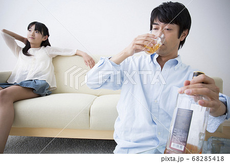 アルコール依存症の父親 68285418