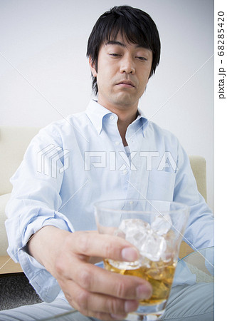 アルコール依存症の男性 アルコール依存症の男性 68285420