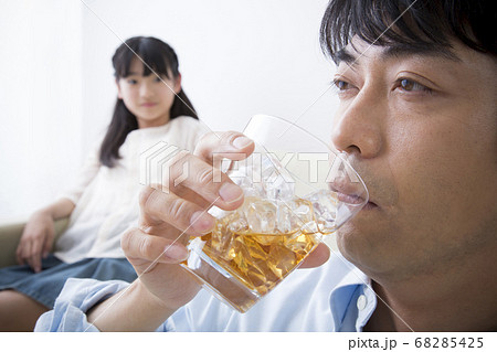 アルコール依存症の父親 68285425