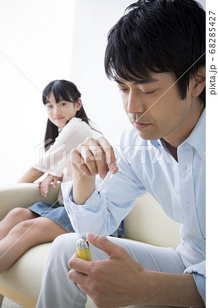 タバコを吸う父と嫌がる娘 68285427