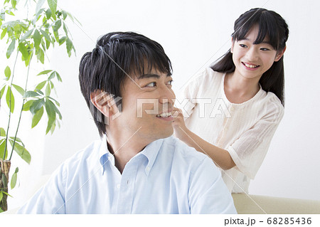 父親の肩を揉む娘 父親の肩を揉む娘 68285436