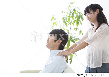 父親の肩を揉む娘 父親の肩を揉む娘 68285438
