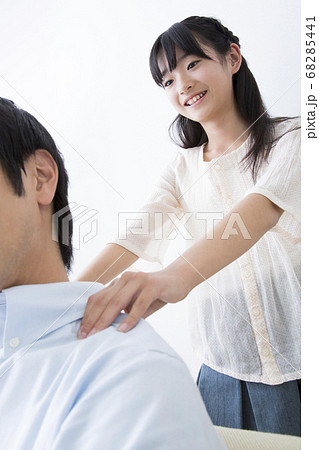 父親の肩を揉む娘 父親の肩を揉む娘 68285441