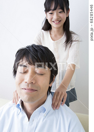 父親の肩を揉む娘 68285446