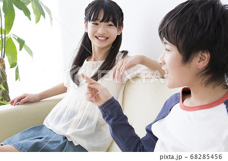 ソファに座る姉弟 68285456