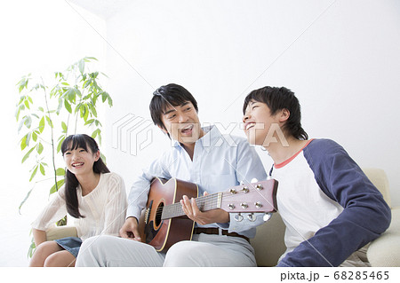 ギターを弾く親子 68285465