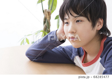 頬杖をつく少年 68285477