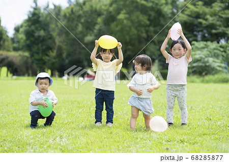 風船を持ってポーズをする子供たち 68285877