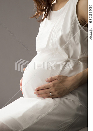臨月の妊婦の写真素材