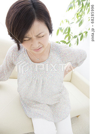 腰痛のミドル女性 腰痛のミドル女性 68285996