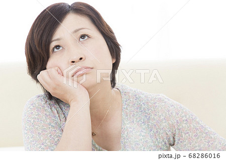考え事をするミドル女性 考え事をするミドル女性 68286016