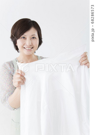 洗濯する主婦 68286573