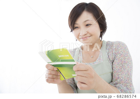 預金通帳を見る主婦 68286574
