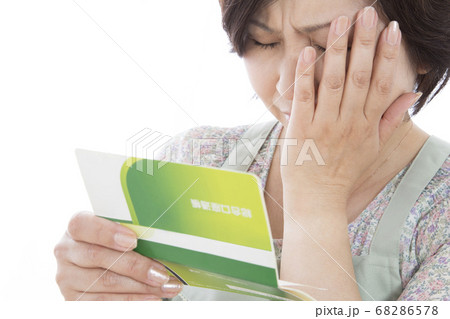 預金通帳を見る主婦 預金通帳を見る主婦 68286578
