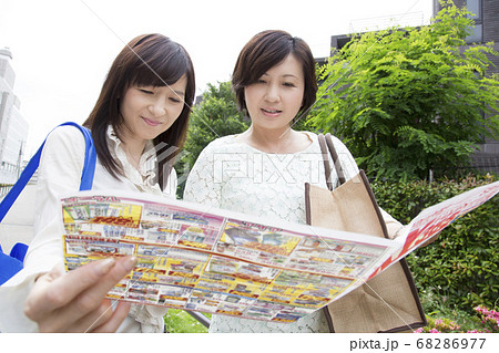スーパーのチラシを見る主婦 68286977