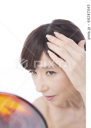 白髪に悩むミドル女性 68287045