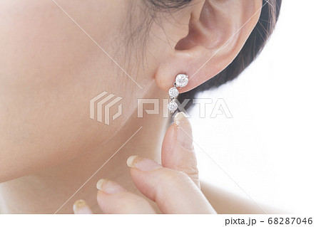 ピアスをつけた女性 ピアスをつけた女性 68287046