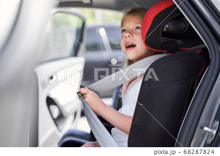 Cheerful girl ready for travelling by car 68287824