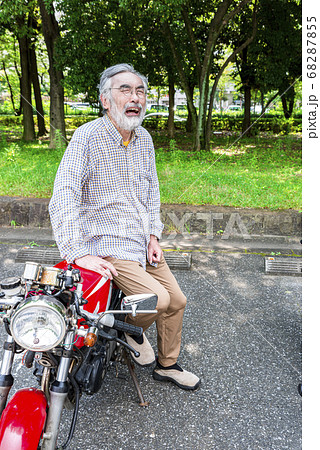 バイクライフ 疲れた表情のシニアライダー バイクライフ 疲れた表情のシニアライダー 68287855
