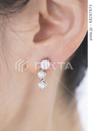 ピアスをつけた女性 68287873